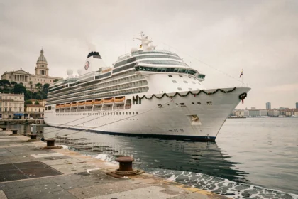 Bateau de croisière décoré pour Noël amarré dans le port de Marseille avec la basilique Notre-Dame de la Garde en arrière-plan