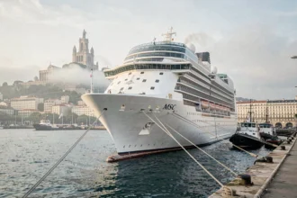 Paquebot MSC amarré au port de Marseille avec la basilique Notre-Dame de la Garde en arrière-plan