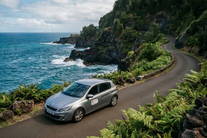 Voiture de location catégorie C sur une route côtière de l'île de la Réunion avec vue sur l'océan Indien